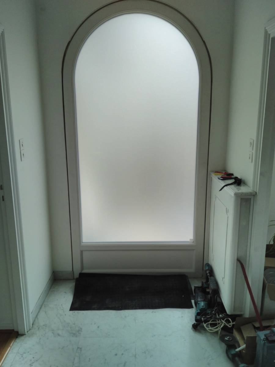 Superbe AVANT / APRES d’une dépose totale d’une porte entrée toute vitrée cintrée en PVC blanc de la marque Bouvet par la société Delmas Menuiseries à Bessières sur la commune de L’union en Haute-Garonne près de Toulouse.