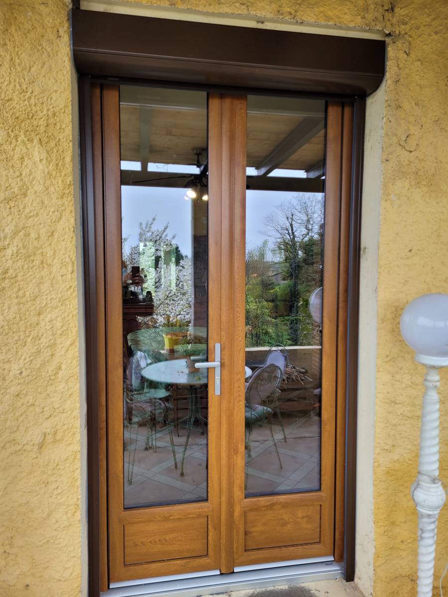 Vente et pose de portes fenêtres PVC double vitrage coloris chêne doré sur la commune de Paulhac en Haute-Garoone